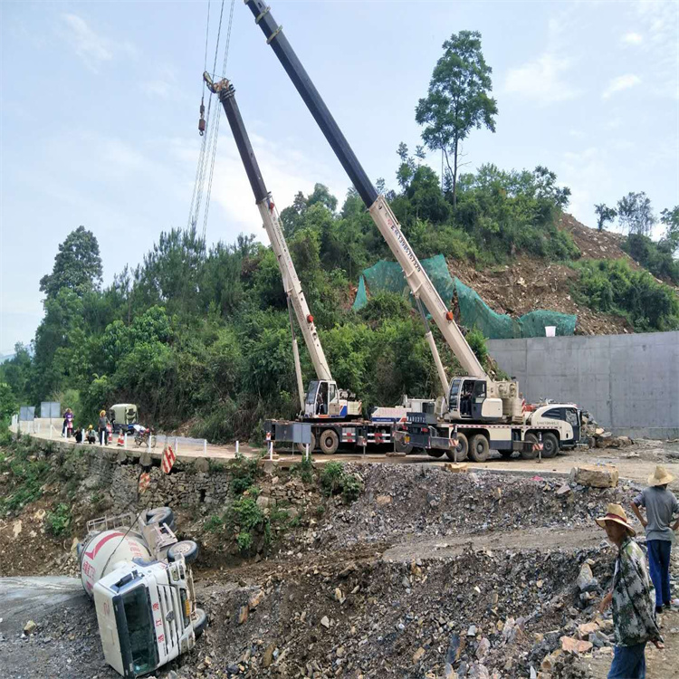 安徽汽车掉沟里叫吊车救援要多少钱